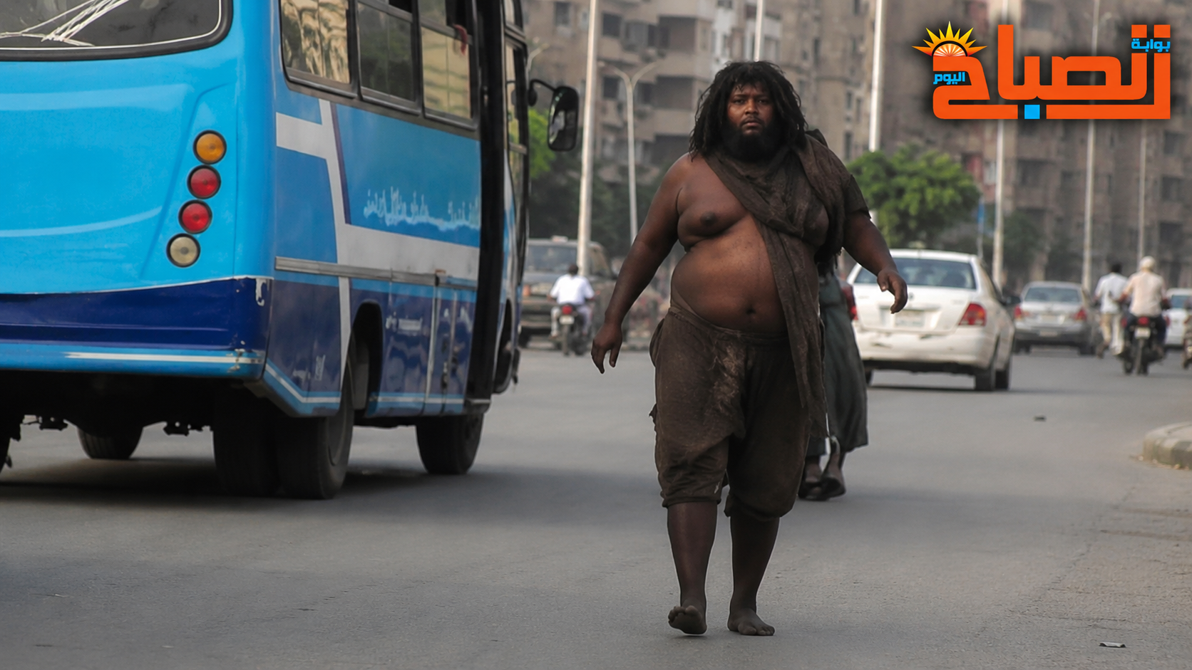 كأنه خرج من غابة.. شخص غريب يثير الذعر في مصر الجديدة والأمن يتدخل